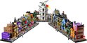 LEGO set van De Wegisweg in een V-vorm met kleurrijke winkels en kleine figuren.