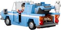 Ford Anglia Lego bleu clair avec Harry Potter, Hedwige, Croûtard, et '7990 TD' sur la plaque d'immatriculation. La voiture est sur fond blanc.