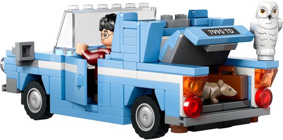 Ford Anglia Lego bleu clair avec Harry Potter, Hedwige, Croûtard, et '7990 TD' sur la plaque d'immatriculation. La voiture est sur fond blanc.