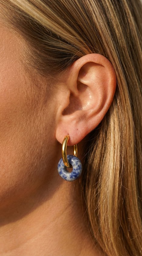 Gouden oorbel met blauwe, marmeren steenhanger in een ronde vorm.