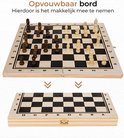 Een ingeklapt, houten schaakbord met beige en zwarte velden. Daarboven staat hetzelfde schaakbord uitgeklapt.