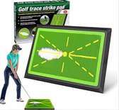 Vrouw met golfclub op slagmat, groene achtergrond met gele lijnen, met een witte veeg van sequin.