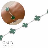 Zilveren armband met gestreepte groene klavers, een detailfoto in cirkel toont de armband om een pols.