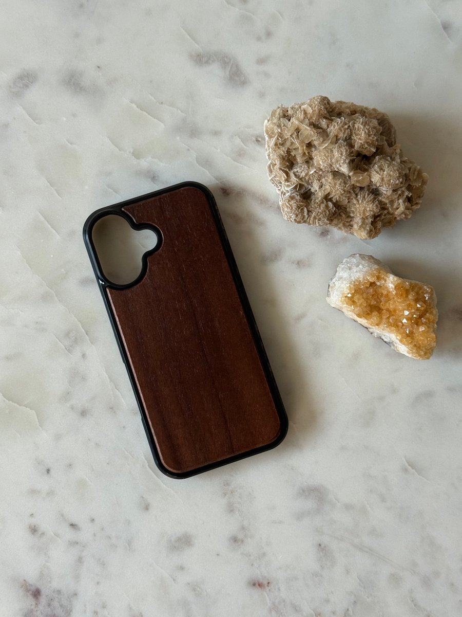Houten iPhone 17 hoesje case - Walnoot kleur - telefoonhoesje - Geschikt voor iPhone 17 - Bamboe - Stevig & Veilig