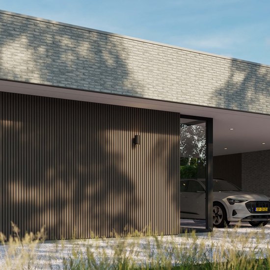 Moderne woning met donkerbruine gevelbekleding, een carport en een witte elektrische auto.