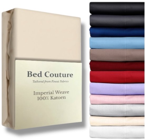Crèmekleurig hoeslaken met label 'Bed Couture Imperial Weave 100% Katoen'. Rechts een stapel hoeslakens in diverse kleuren.