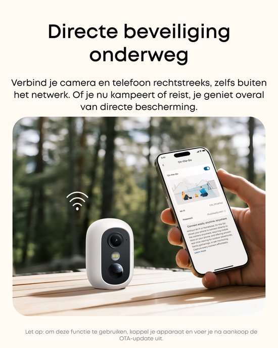 Witte beveiligingscamera met een hand die een smartphone vasthoudt met 'On-the-Go' app.