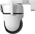 Zij-aanzicht van een witte en zwarte Tapo beveiligingscamera met dubbele lens, gemonteerd op een beugel.