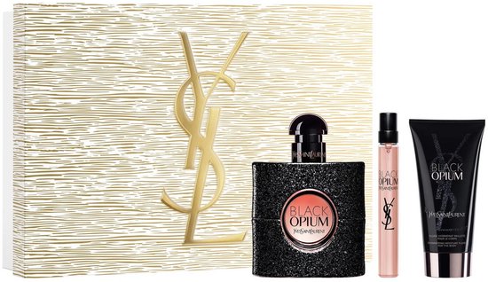 Set met Black Opium parfumfles, reisparfum en bodylotion op de voorgrond, met cadeaubox met YSL logo op de achtergrond.