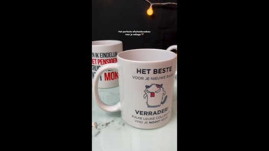 NietMokken.nl - Grappige Mok “Het Beste voor je Nieuwe Baan Verrader!'' - Origineel en Humoristisch Cadeau voor Collega’s - Leuk als Afscheidscadeau - 325 ml - Vaatwasser- en Magnetronbestendig - Leuke beker voor op kantoor - Beide zijden bedrukt