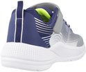 Achterkant van een blauwe en grijze Skechers sneaker met witte zool, grijze klittenbandsluiting en lus.