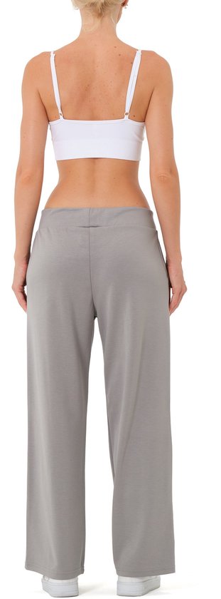 Achterkant van een grijze joggingbroek met rechte pijp, gedragen door een model.