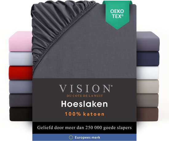 Gestapelde hoeslakens in verschillende kleuren. Een donkergrijs hoeslaken met Oeko-Tex label.