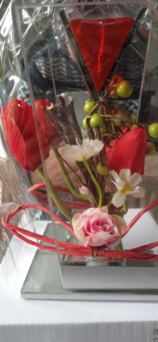 Glasdecoratie in glas met rode tulpen en gelei lichtje.