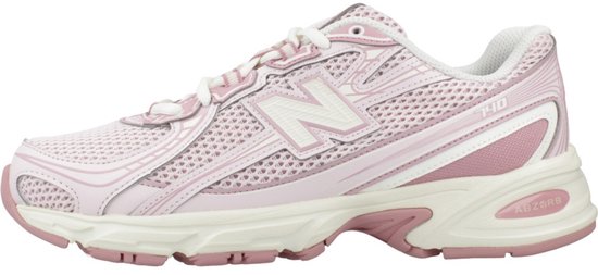 Roze New Balance sneaker met witte 'N' logo en beige zool.