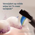 Close-up van Philips Sonicare borstelharen die tanden poetsen en tandplak verwijderen.