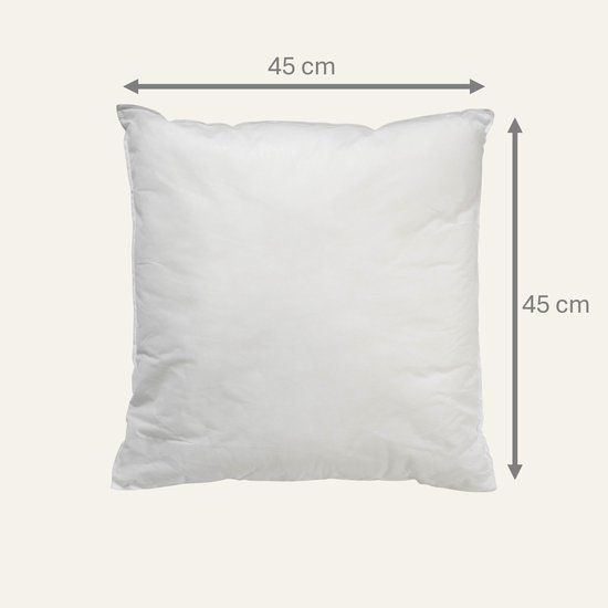 Een wit kussen van 45x45 cm.