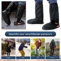 Zwarte hoge regenlaars-overtrekken met reflecterende strepen, ideaal voor regen, skiën, tuinieren en wandelen.
