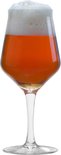 Een glas met amberkleurig bier en romig schuim, met brede kelk en hoge steel.