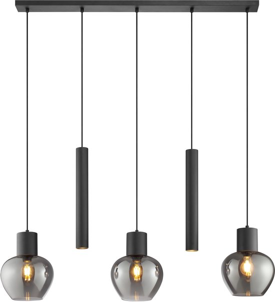 Plafonnier noir avec une barre à cinq cordons suspendus. Trois lampes allumées avec des abat-jours en verre gris et deux cylindres noirs.