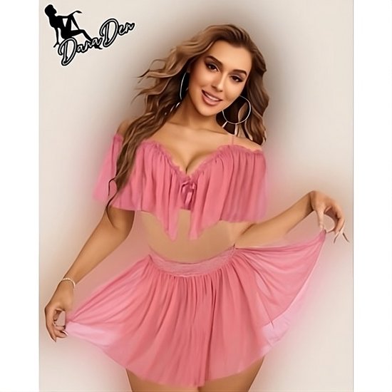 Model in roze babydoll set met off-shoulder top en wijdvallende rok. Strikdetail op de top en kanten rand op de rok.