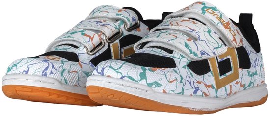 Witte indoorschoenen met multicolor spetters en gouden logo, vanuit een lage hoek.