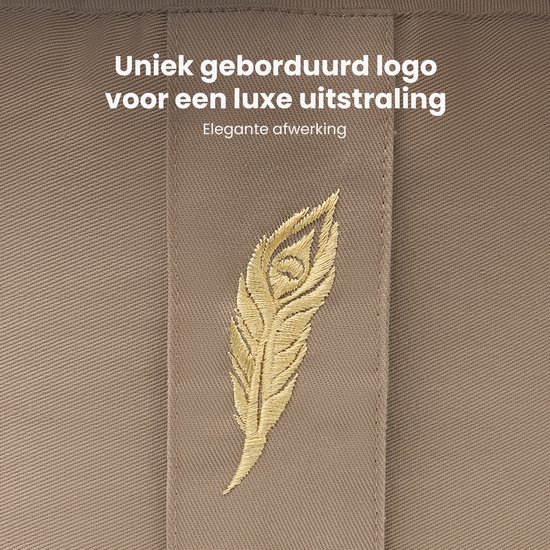 Uniek geborduurd goudkleurig veertjeslogo op een beige band. Elegante afwerking.