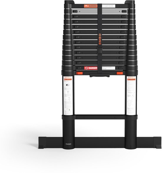 Een ingeklapte zwarte telescoopladder met de pootjes naar buiten, op een witte achtergrond.