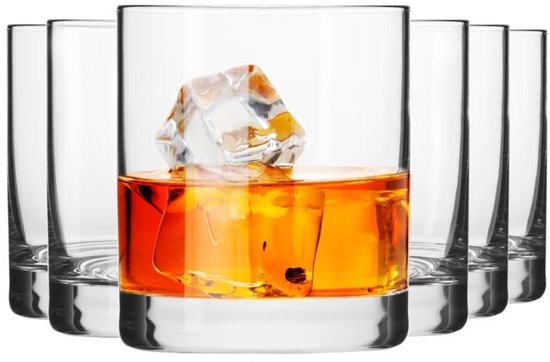 Quatre verres à profil bas, dont un rempli de liquide ambré et d'un glaçon.