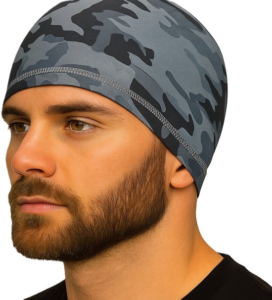 Man met baard draagt grijze camouflage fietsmuts met grijze stiksels.