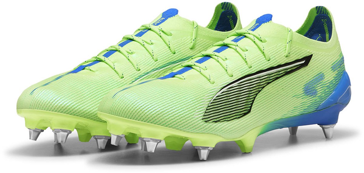 Groene Puma Ultra 5 Ultimate Mxsg voetbalschoenen EU 43 met blauwe accenten en scherpe, aerodynamische lijnen.