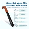 Zwarte schoenlepel met bruin lederen handvat. Geschikt voor sneakers, laarzen, sandalen, pumps en sportschoenen.