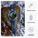 Garmin smartwatch op een natte steen. Met ingebouwde zaklamp, lange batterijduur, Pulse Ox en hartslagmeting.