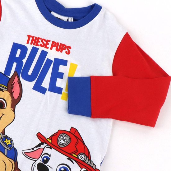 Detail van wit shirt met tekst 'THESE PUPS RULE!' en rode lange mouwen, met Chase en Marshall van Paw Patrol.