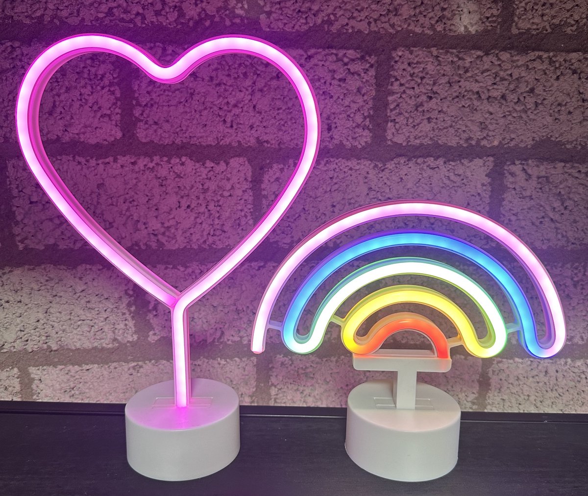 LED hart en regenboog met neonlicht - Set van 2 stuks - roze en multicolour neon licht - hoogte 29.5 x 20 x 8.5 cm / 20 x 22.5 x 8.5 cm - Werkt op batterijen en USB - Tafellamp - Nachtlamp - Decoratieve verlichting - Woonaccessoires