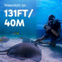 Onderwaterwereld met een duiker die een camera vasthoudt op 40 meter diepte. Een rog en vissen zwemmen rond.