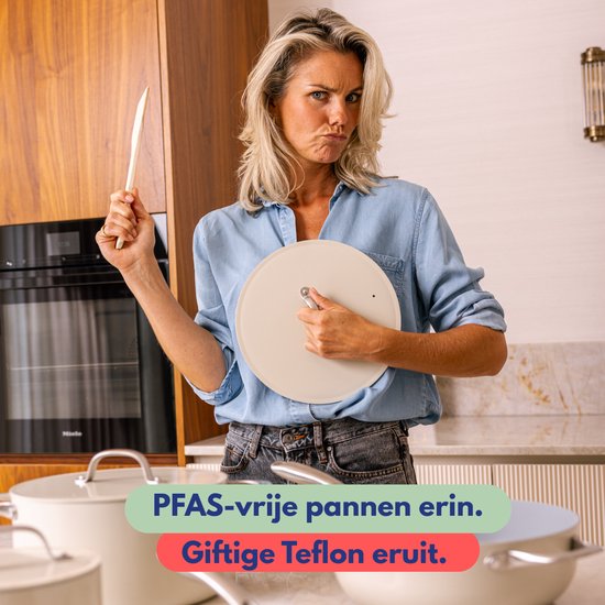 Vrouw met blond haar, spijkerbroek en blauwe spijkerblouse houdt een pan deksel omhoog.