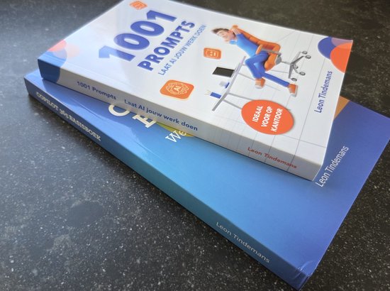 Deux livres empilés : "1001 PROMPTS LAISSEZ L'IA FAIRE VOTRE TRAVAIL" sur le dessus du livre bleu "COPILOT 365 BASISBOEK".