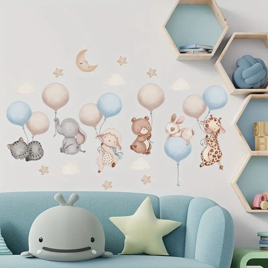 Sticker mural avec des animaux mignons tenant des ballons, y compris un chat, un éléphant, un mouton, un ours, un lapin et une girafe, avec une lune et des étoiles, au-dessus d'un canapé.