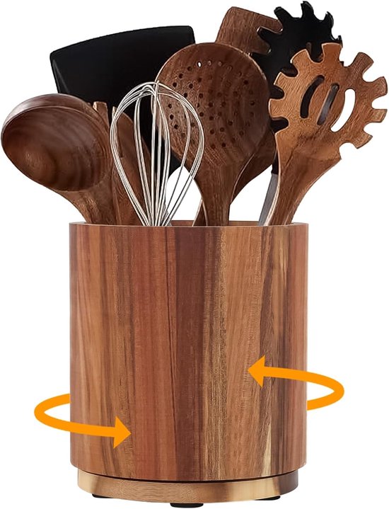 Houten opslaghouder van acaciahout met een gouden basis, die 360 graden kan draaien, gevuld met keukengerei. Oranje pijlen geven de draairichting aan.