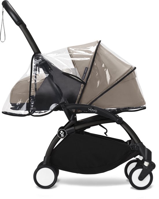 Beige YOYO kinderwagen met transparante regenhoes, zitting en frame in beige en zwart.
