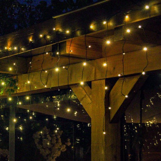 Houten overkapping met hangende ijspegelverlichting met warme witte LED's.