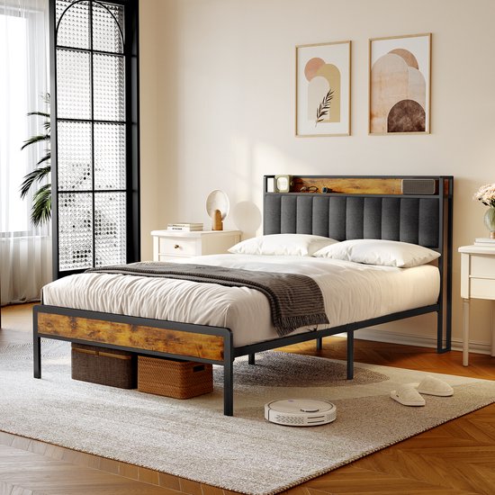 Gestoffeerd tweepersoonsbed met hoofdbord en houtnerf-accenten, in een slaapkamer