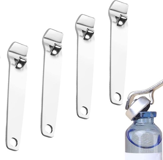 Vier zilverkleurige flesopeners op een witte achtergrond, één opener gebruikt om een flesdop te verwijderen.