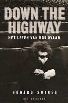 Boekomslag van 'Down the Highway - Het Leven van Bob Dylan' met een zwart-witfoto van Bob Dylan met zonnebril.