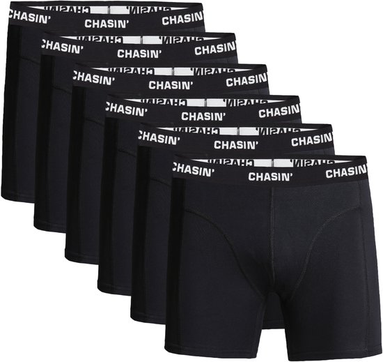 Zes zwarte boxershorts met wit 'CHASIN'' logo op de tailleband, gerangschikt in een rij.