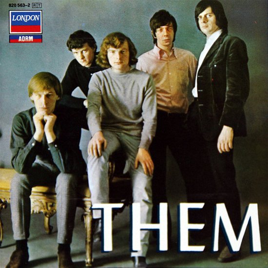 Albumhoes van "THEM" met vijf mannen. Links zittend op een stoel, mannen in het midden zittend, mannen rechts staand. Met "LONDON" logo en "ADRM".