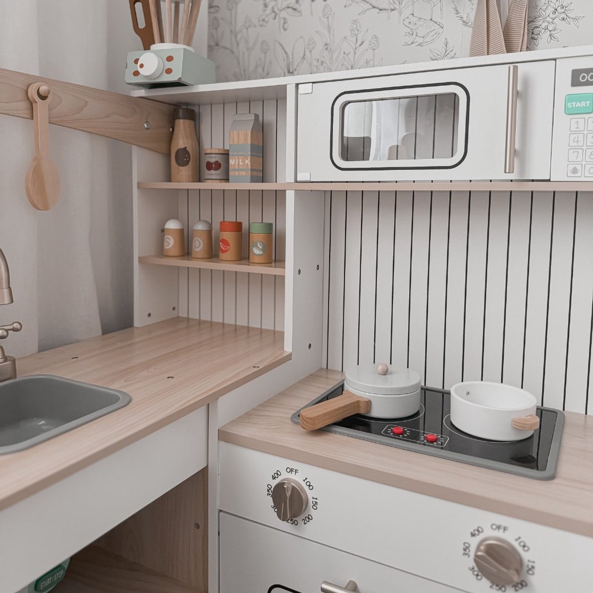 Mamabrum Grande Cuisine en Bois Enfant - Cuisine Jouet LED 92x30x82,5 CM avec Frigo, Micro-Ondes, Plaque, Ustensiles, Tablier - Pour Enfants 3 Ans+ (8 Items