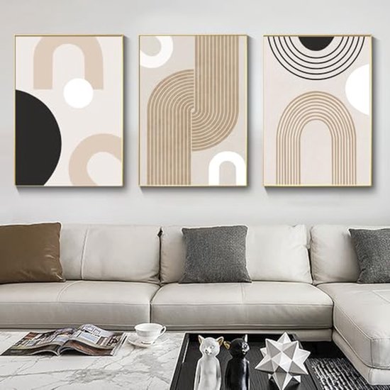 Set van drie abstracte kunstposters met beige, zandkleurige, zwarte en witte cirkels en bogen.
