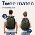 Man en vrouw dragen olijfgroene rugzakken van 40L en 25L.